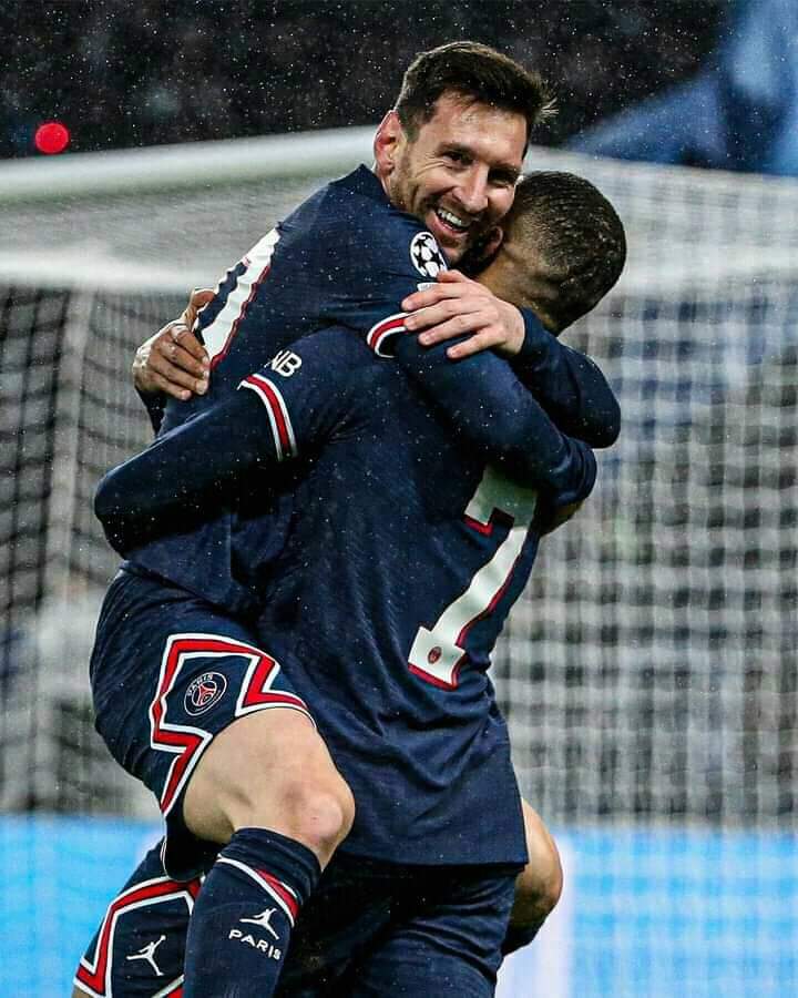 Photo: Magpe and Messi hug