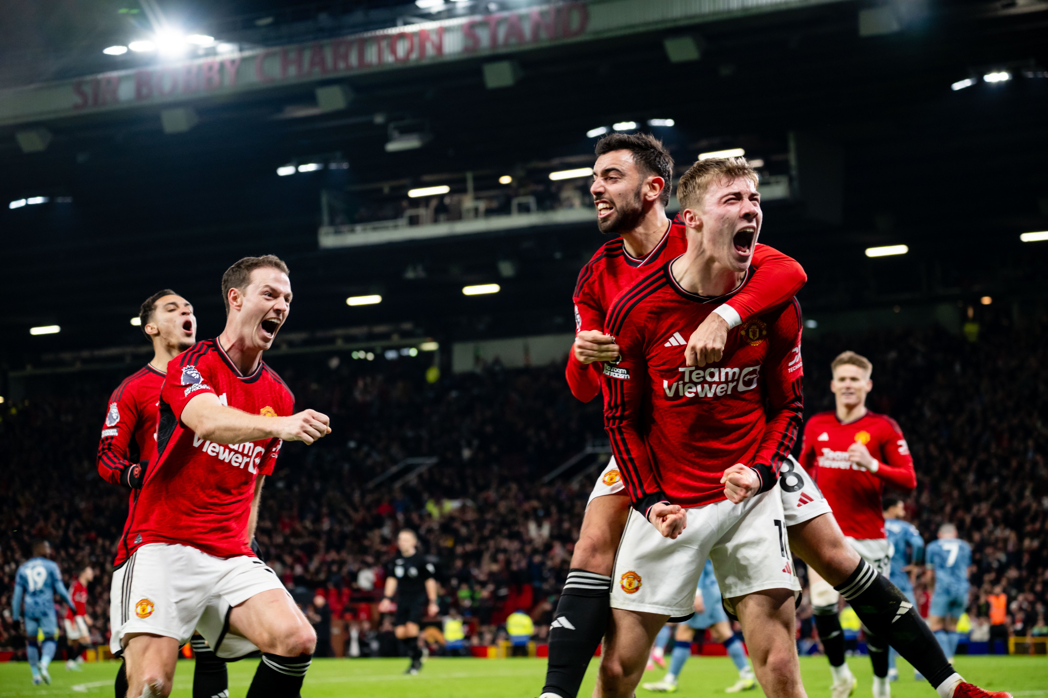 Photo: Manchester United( still from the ground)