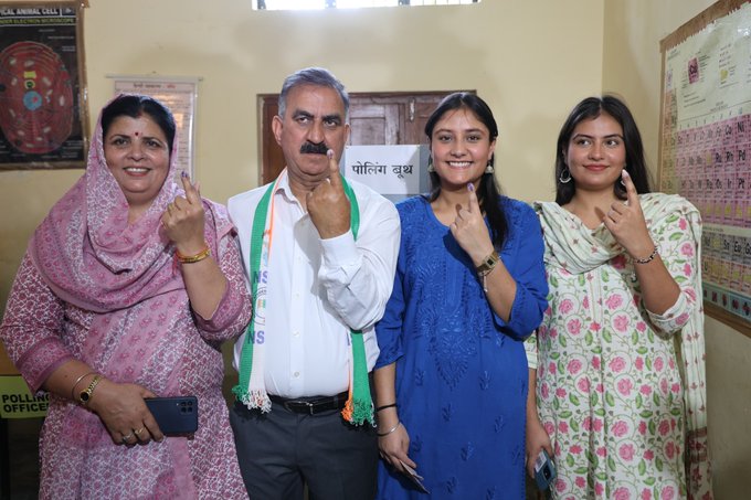 photo:Sukhvinder Singh Sukhu casts vote in phase 7 with family