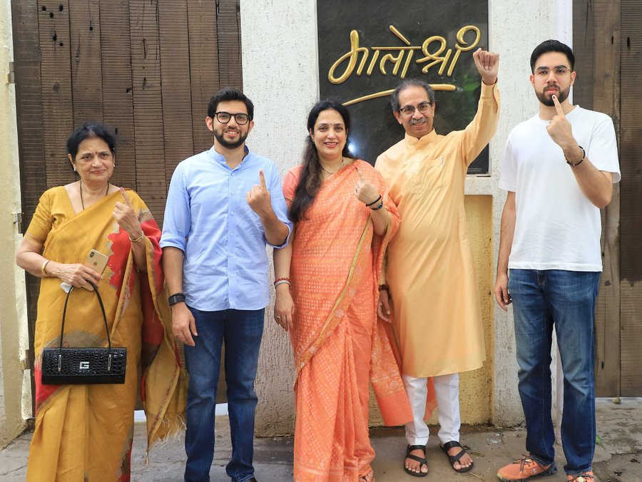 photo: Uddhav Thackeray and family 