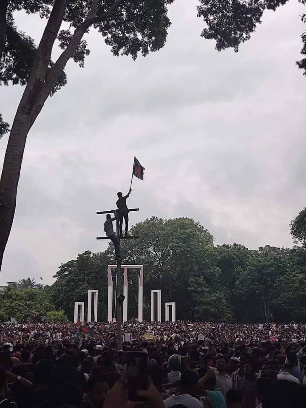 Bangladesh Civil War - Hundreds of peaceful student protestors shot dead as Sheikh Hasina fails a nation