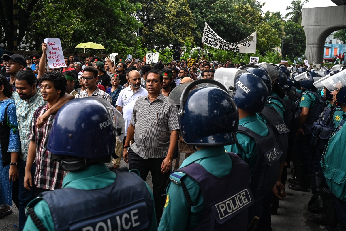 Bangladesh Civil War - Hundreds of peaceful student protestors shot dead as Sheikh Hasina fails a nation