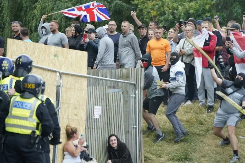 UK Civil War - Nazis take over UK Streets, irked on the radical right-wingers 