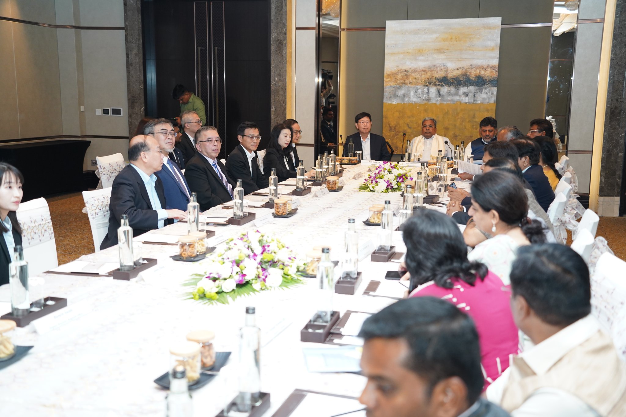 Karnataka Chief Minister Siddaramaiah with Mr. Young Liu, Chairman of Foxconn