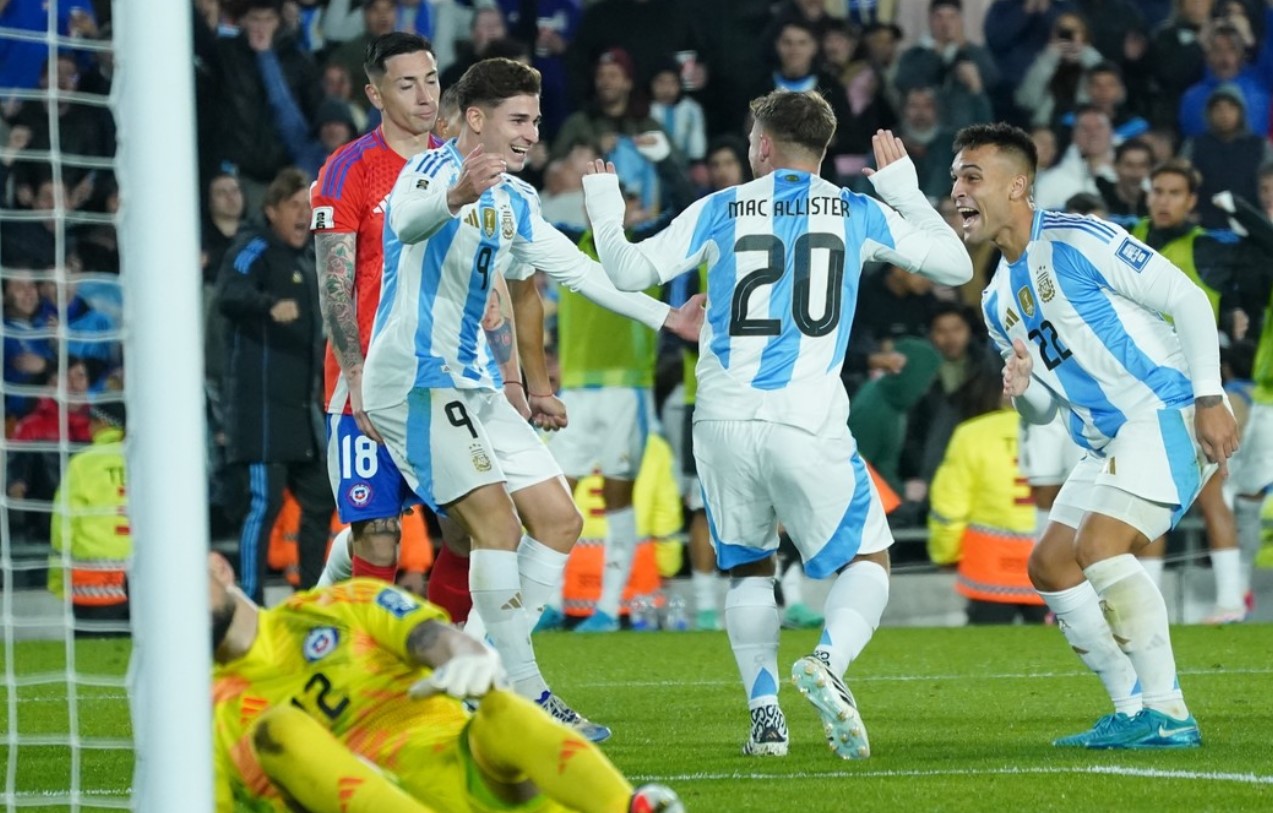 Argentinaplayers celebrate with the Copa America's trophy after the match against Chile