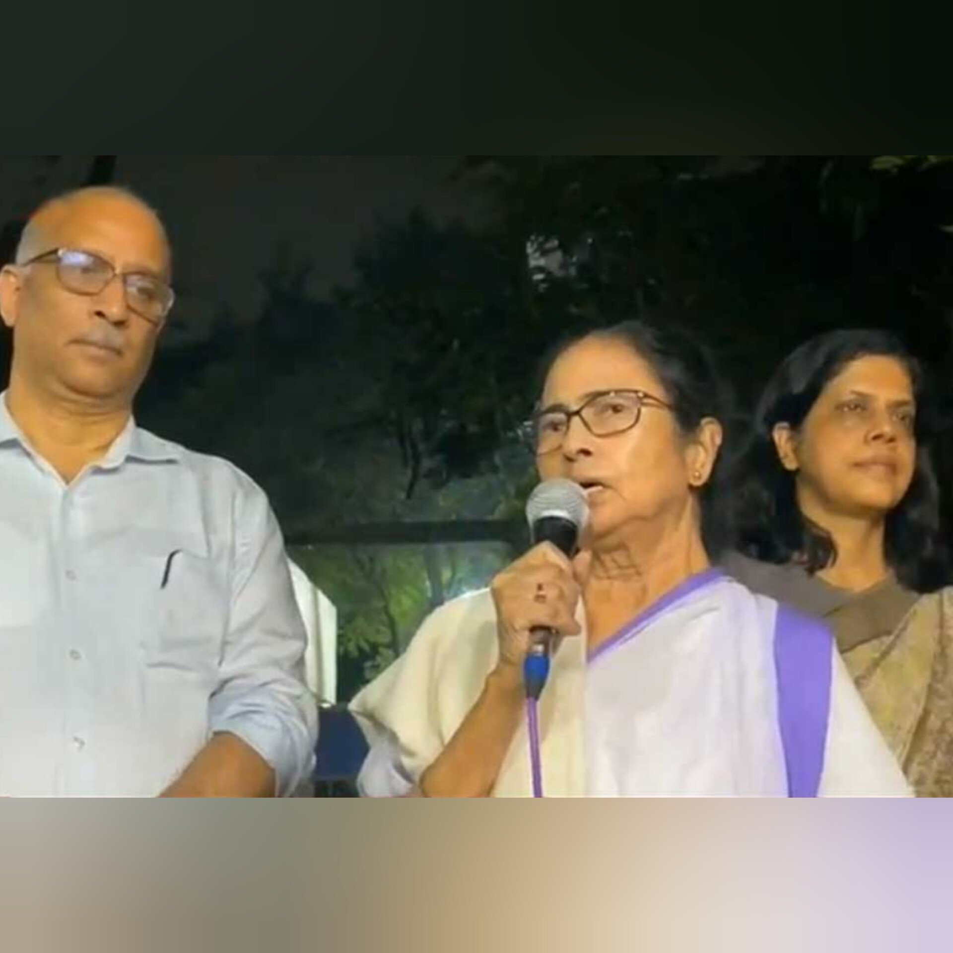 West Bengal chief minister Mamata Banerjee interacts with junior doctors delegation, at her Kalighat residence in Kolkata on Sept. 14, 2024.