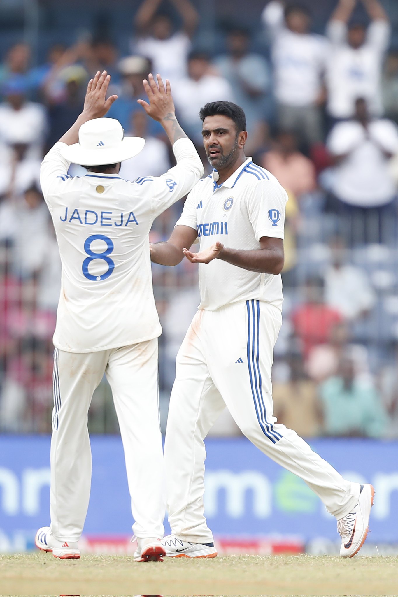 Jadeja hugging his teammate