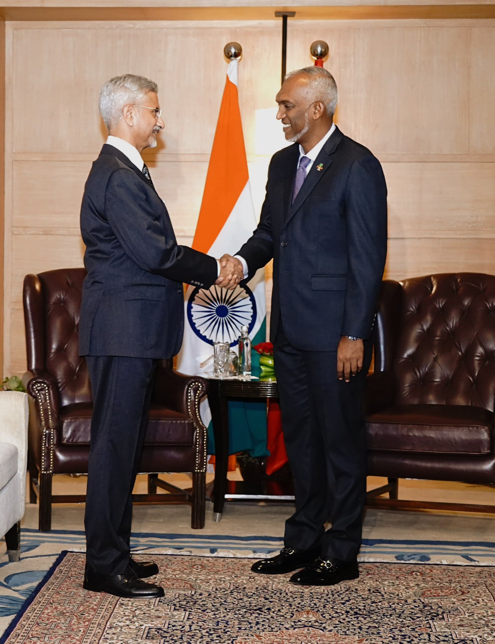 Muizzu and Jaishankar shaking hands