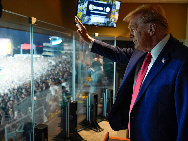 Donald Trump hypes up fans at Steelers-Jets clash, "USA" chants erupts at Acrisure Stadium 