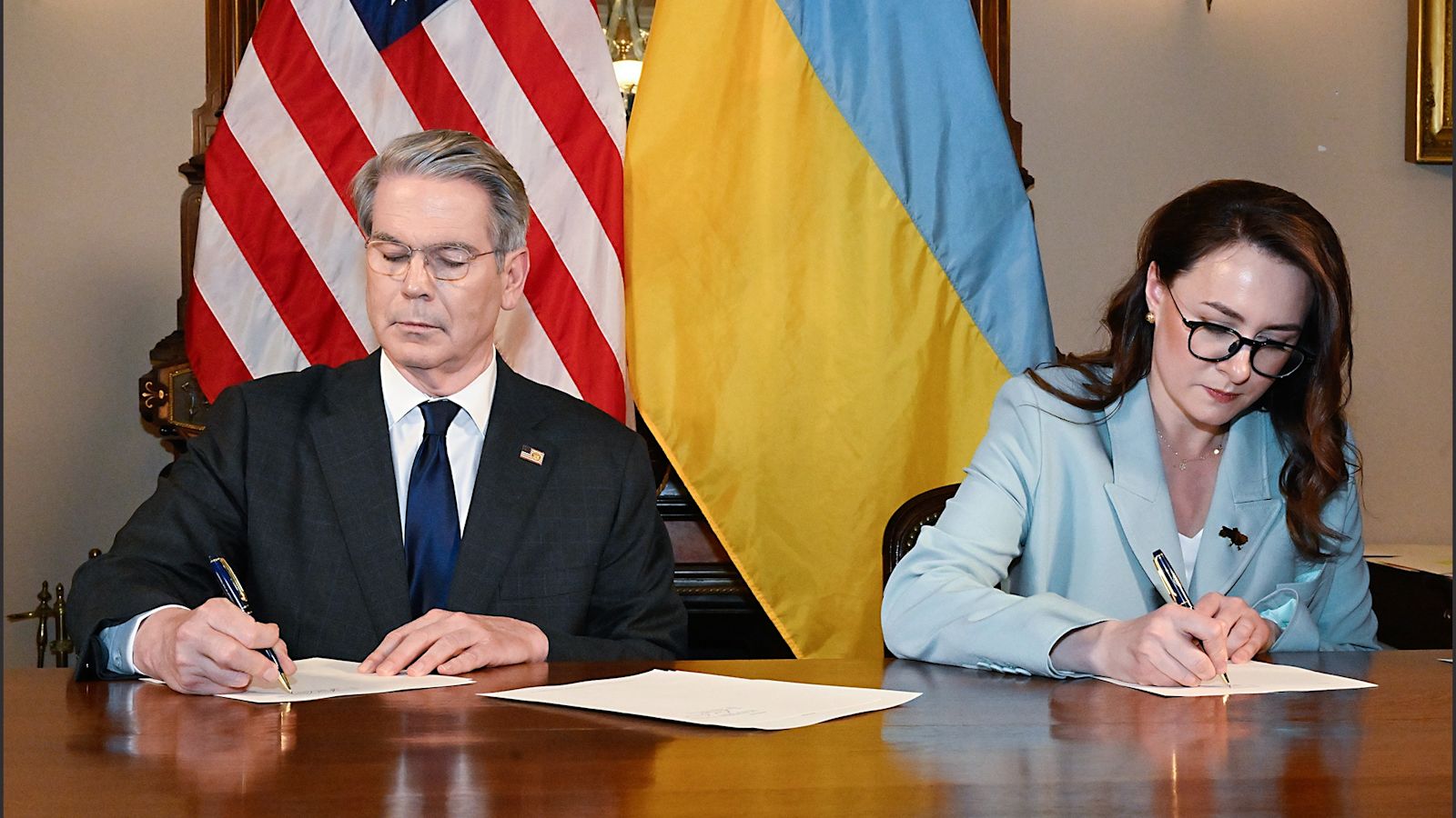 9 Dead in Oleshky and Odesa Drone Strikes After Ukraine, US Sign Historic Mineral Deal