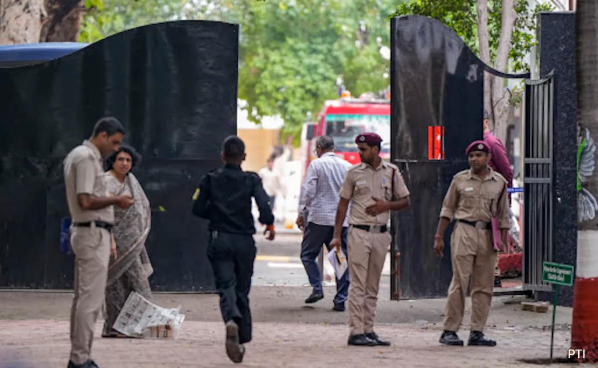 bomb hoax in delhi schools