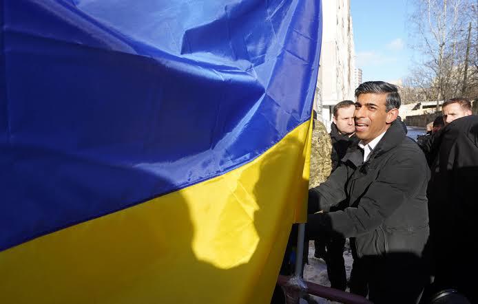 rishi sunak with ukrainian flag