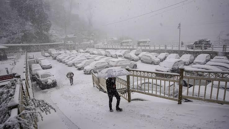 ROADS BLOCKED IN HIMACHAL PRADESH, DUE TO HEAVY SNOWFALL