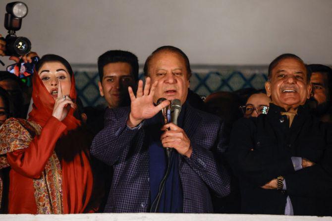 Nawaz Sharif with his brother and Daughter