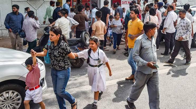 delhi schools bomb threat