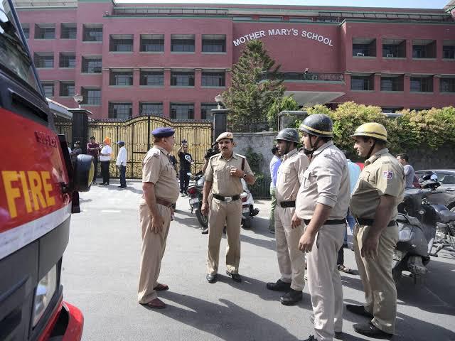 delhi schools bomb threat