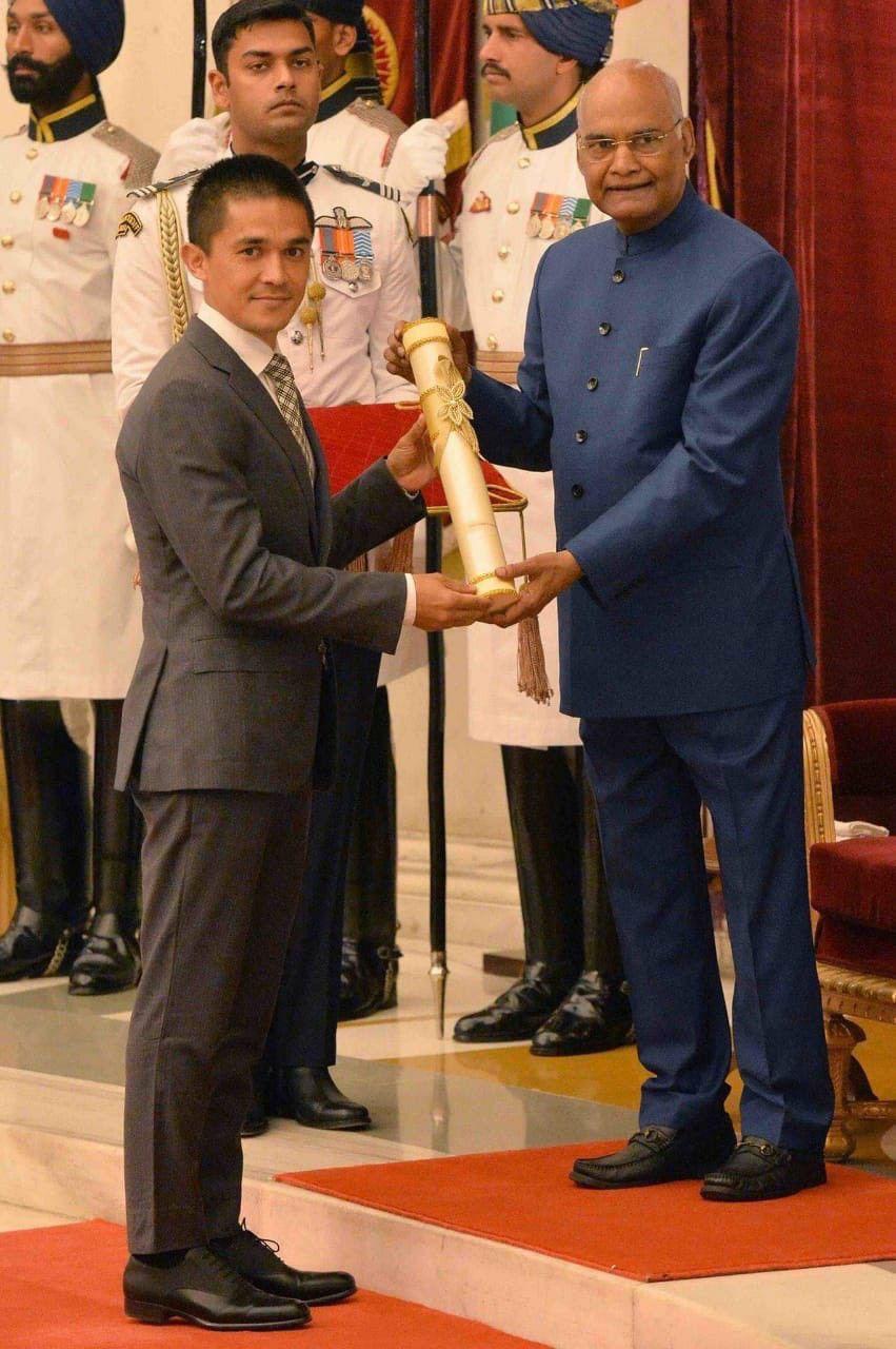 sunil chhetri ecieving his award