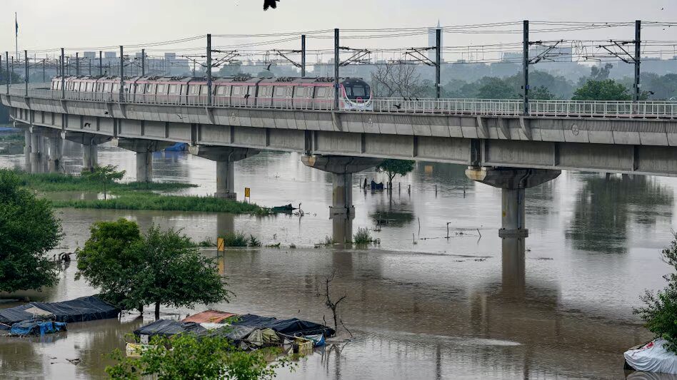 Photo Yamuna's water level rises to 208.48 metres