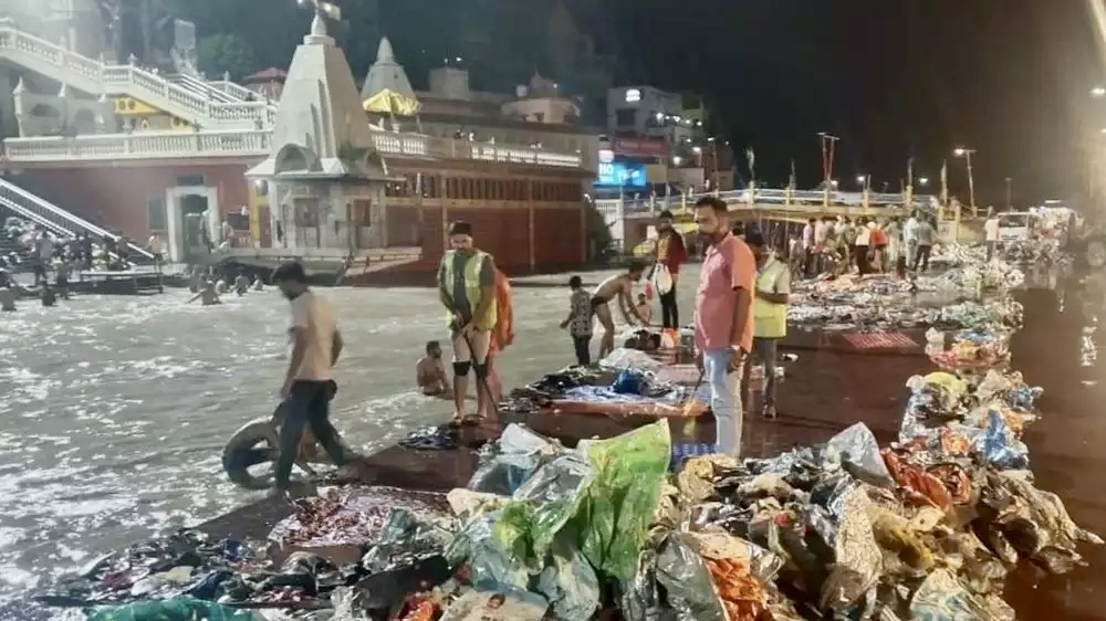 Photo 30,000 Tonnes of Garbage Litter Haridwar