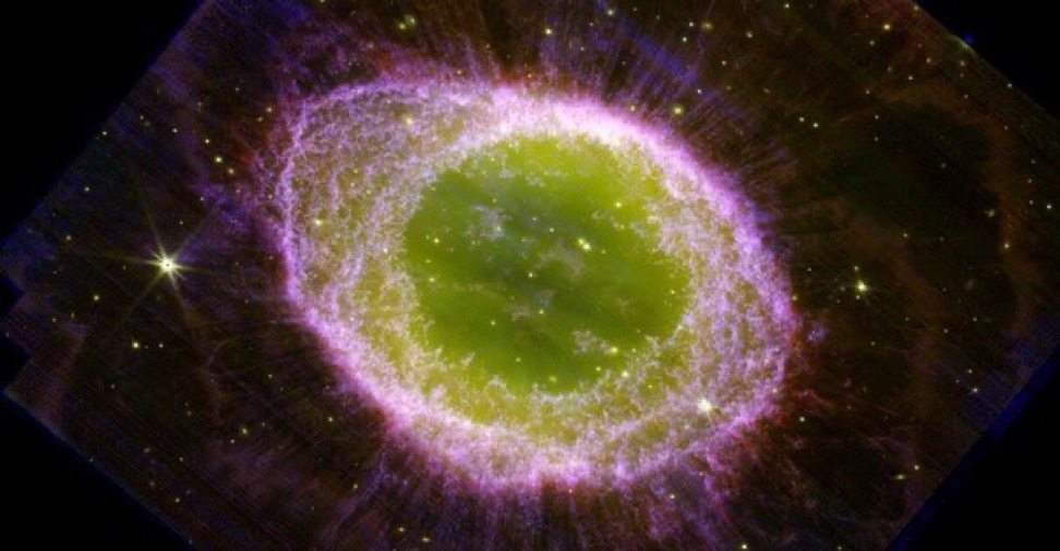 Photo Ring Nebula, remains of a dying star, captured by Webb Telescope