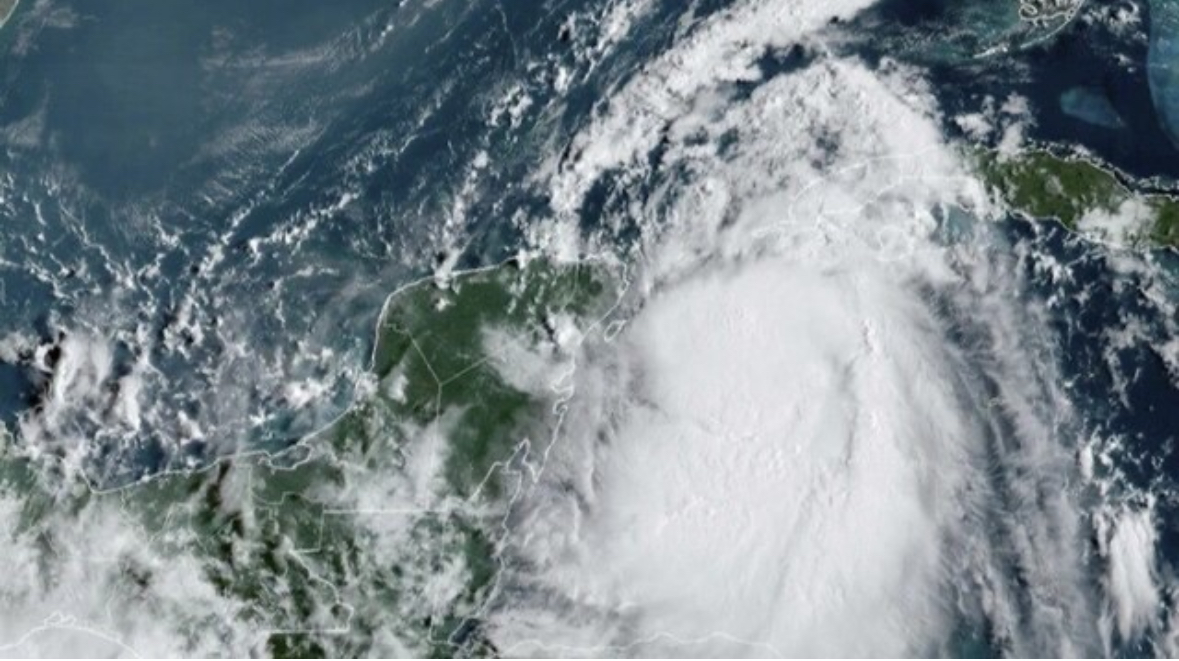 Photo Tropical Storm Idalia - Florida declares a state of emergency ahead of landfall