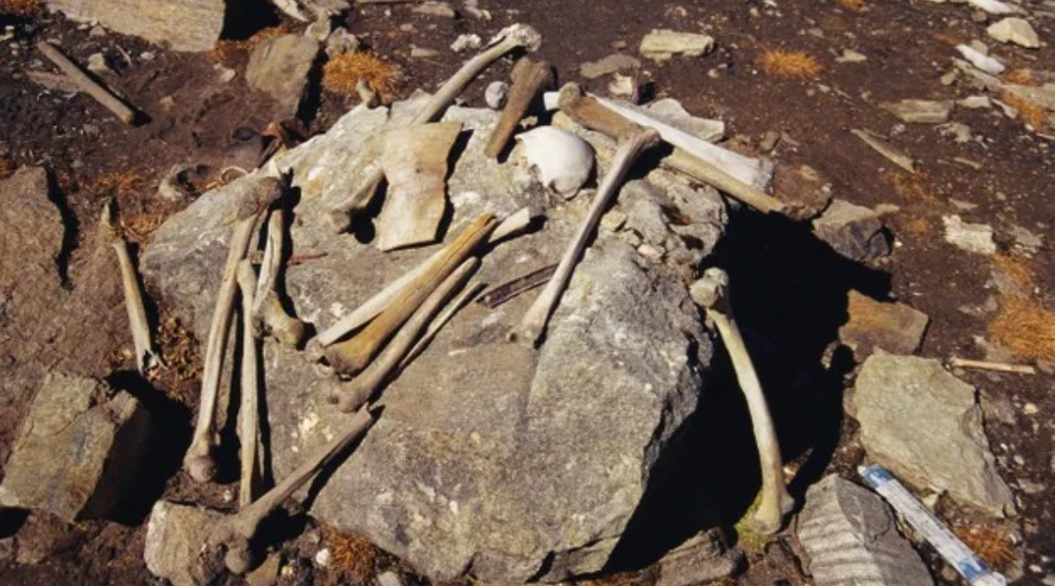 Photo The Skeleton Lake of Roopkund, India: