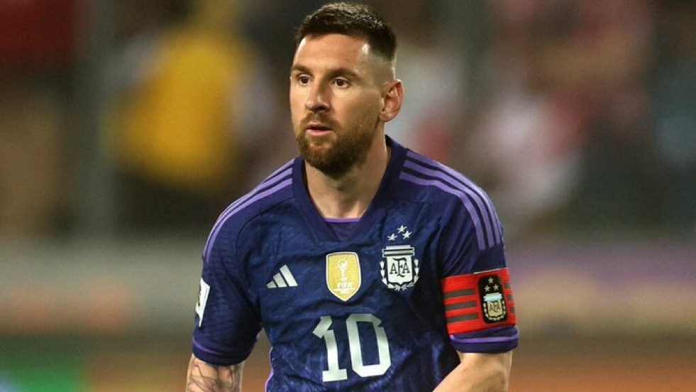 Lionel Messi's double goals lead Argentina to a 2-0 victory against Peru