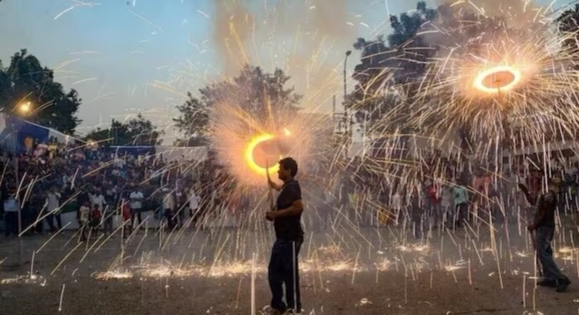 Delhi Urges Complete Firecracker Ban in NCR During Meeting with Centre 