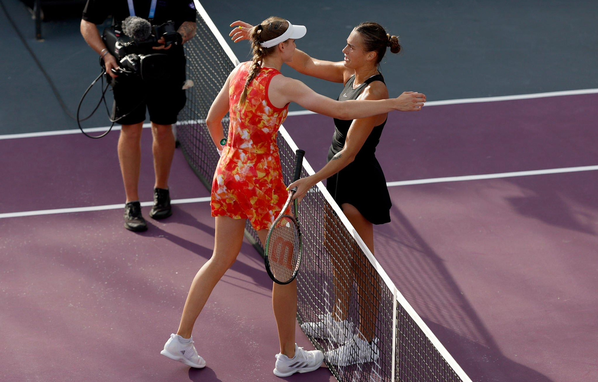 Aryna Sablenka beats Elena Rybakina at the WTA Finals and enters the semi-final