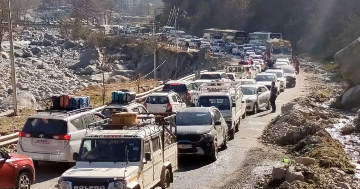 Christmas Traffic Chaos in Himachal's Lahaul and Spiti Captured by Drones