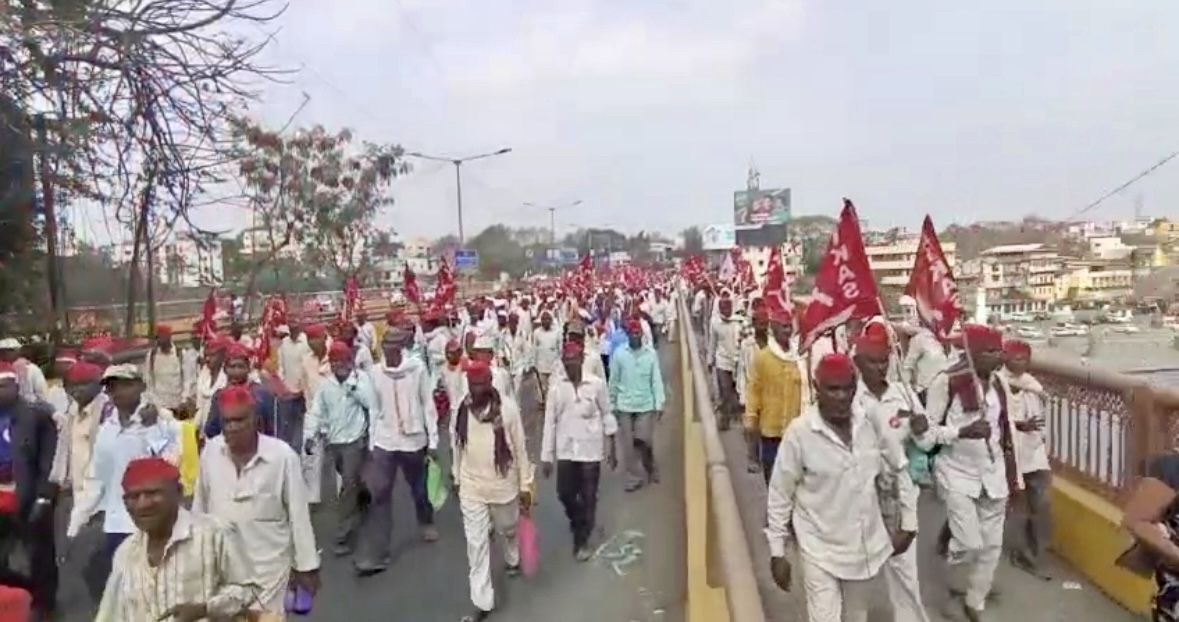 Maratha Agitators Set Ablaze Bus, Curfew in Ambad