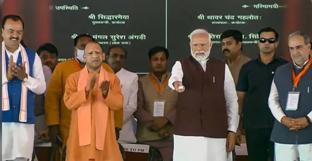 PM Modi Unveils Uttar Pradesh Development Projects Valued at ₹34,000 Crore