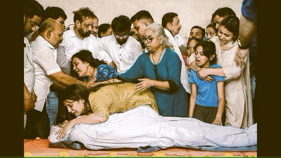 photo: Abhishek Ghosalkar family grieving 