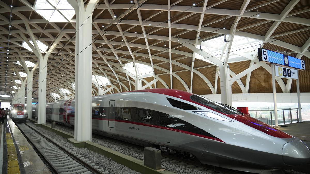 Southeast Asia's first high-speed railway launched by Indonesia, funded by China