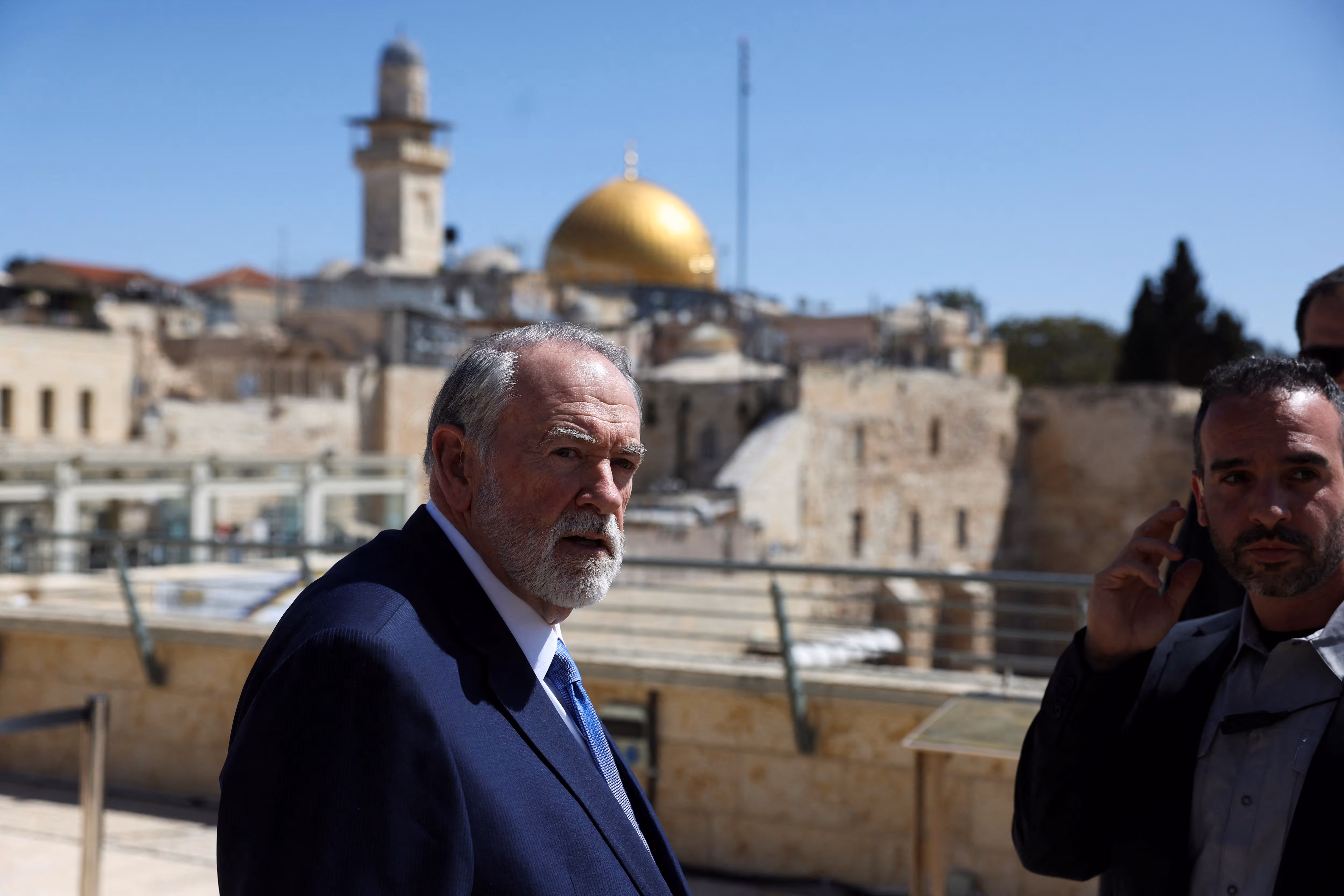 huckabee suggests muslim countries should give up land for palestinian state
