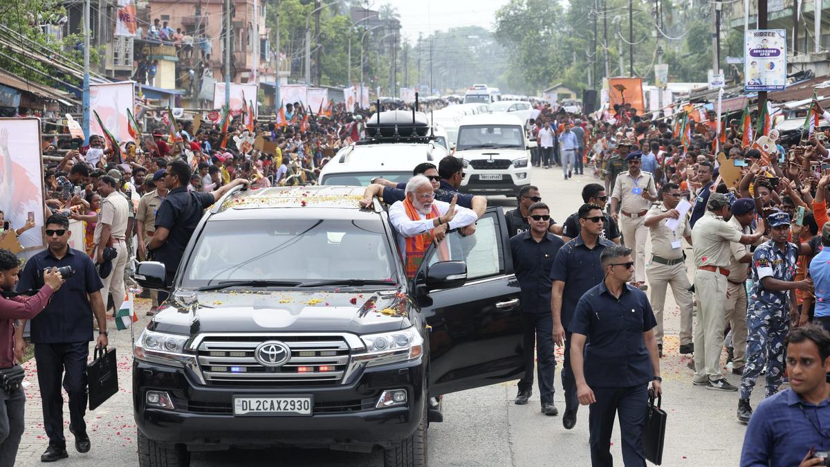 pm modi asks reduction in security convoy by 50%