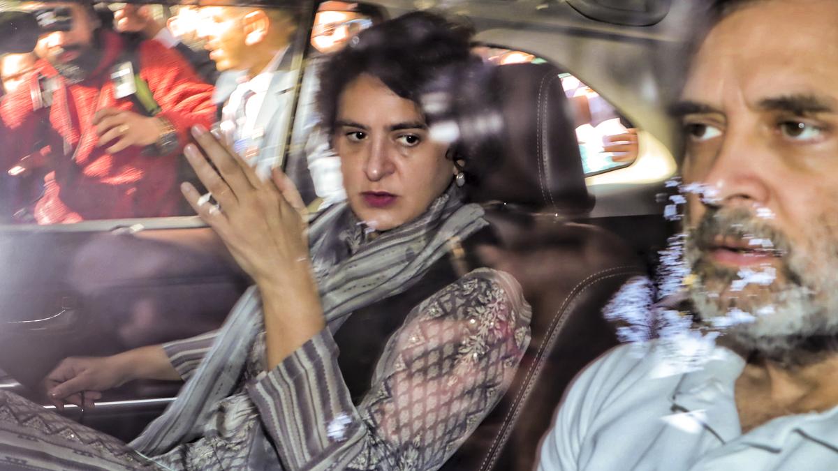 delegation headed to Sambhal led by LOP Sh.  @RahulGandhi  ji and Smt.  @priyankagandhi  ji  has been stopped at the UP border in Ghaziabad. 