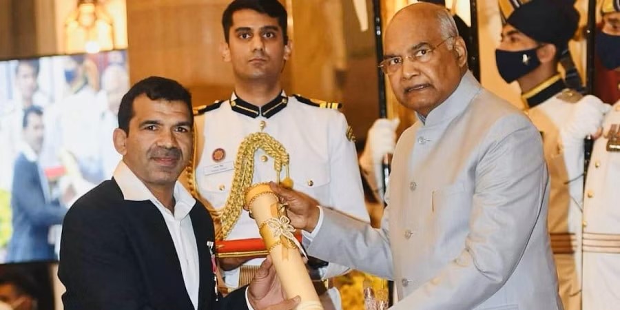 Virendra receiving Padma Shri