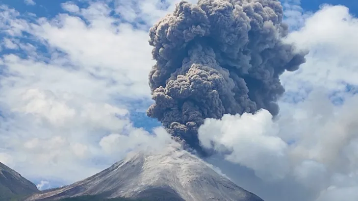 Thousands stranded after dozens of Bali flights cancelled due to volcanic eruption