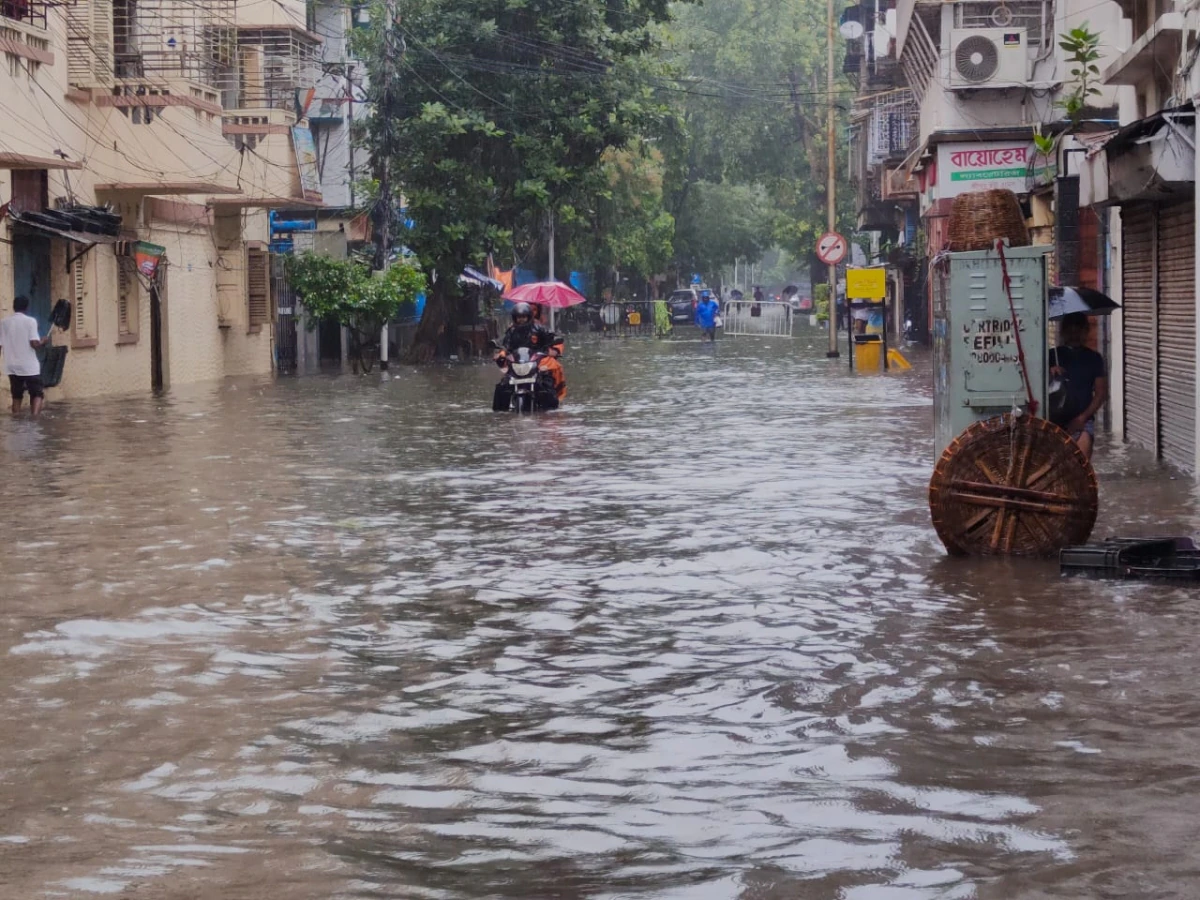 Severe Waterlogging in Kolkata Due to Heavy Rainfall and cyclne dana