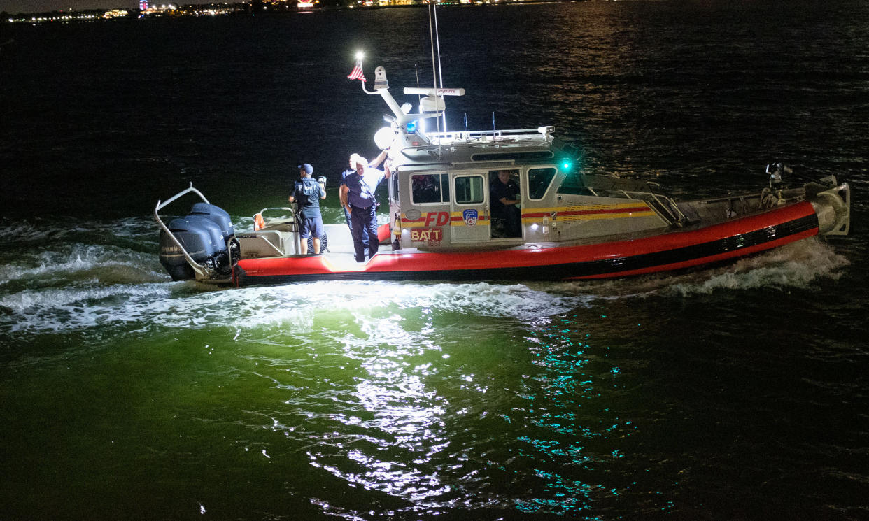 boat capsizes near staten island