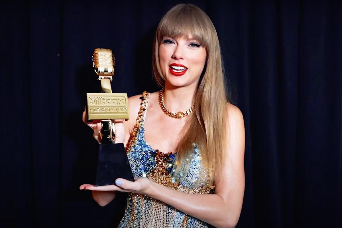 Photo: Taylor Swift shatters records, securing 10 Billboard Music Awards in historic win