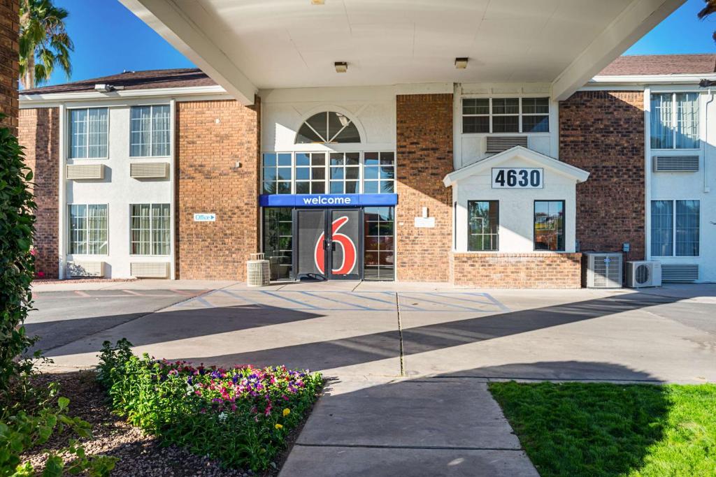  Oyo to acquire Motel 6