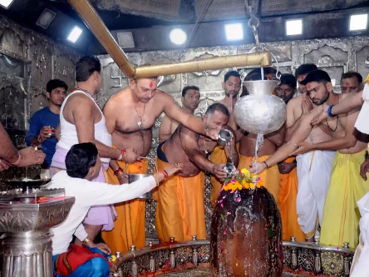 Ravi Shastri Offers prayers for Rishabh Pant at the Mahakaleshwar temple in Ujjain 