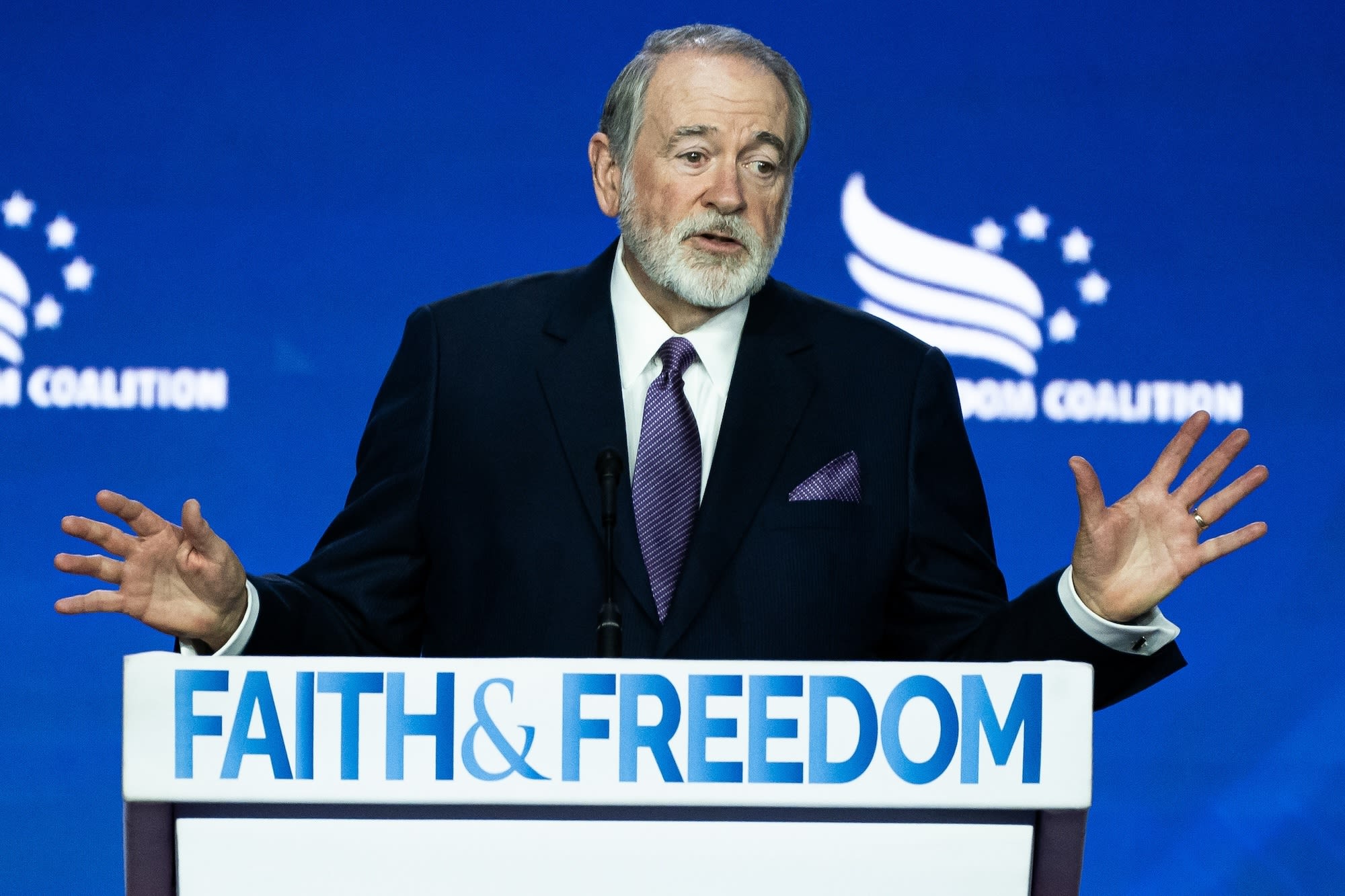 huckabee suggests muslim countries should give up land for palestinian state