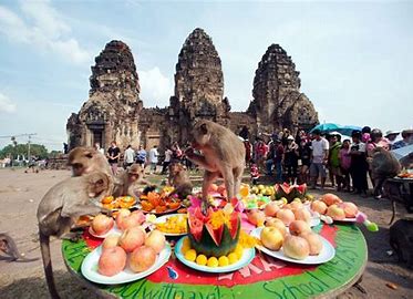 The statues of fake monkeys holding the trays were lined up outside the temple of ancient three Pagodas compound.