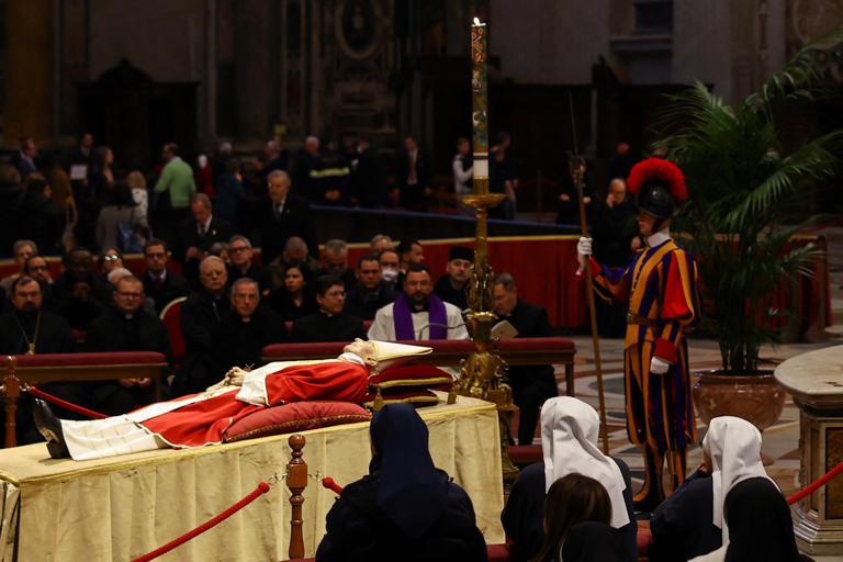 Pope Benedict no more © Kai Pfaffenbach/Reuters