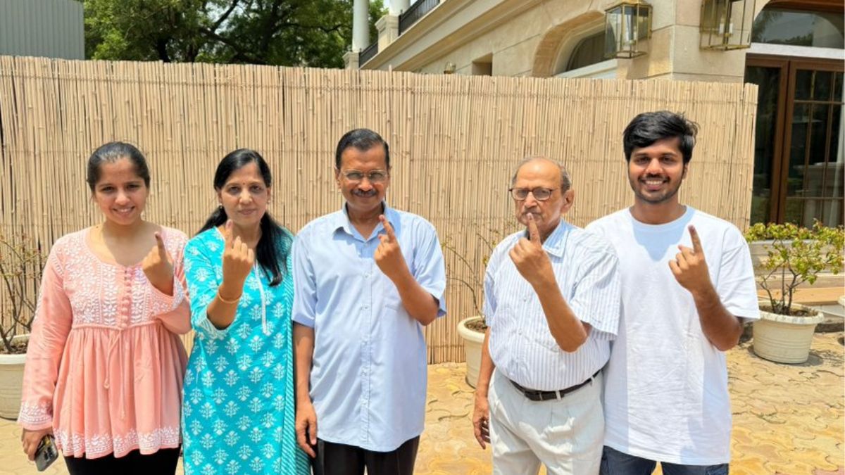 Delhi CM Kejriwal along with family casts vote