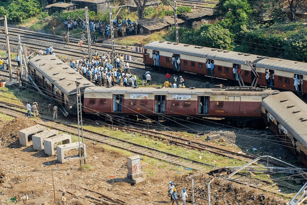 2 train derailed and people are screaming