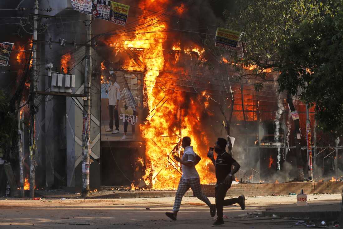 Bangladesh Civil War - Hundreds of peaceful student protestors shot dead as Sheikh Hasina fails a nation